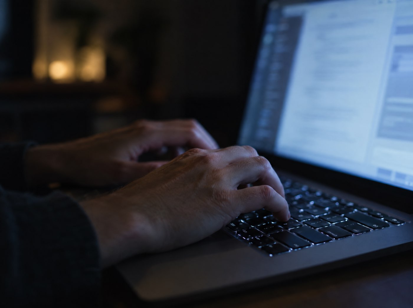 Connecting an assistant on a laptop